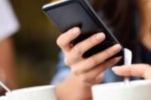 Absenţe la cafea! Elevii chiulangii, căutaţi de profesori şi poliţişti prin barurile de lângă şcoală