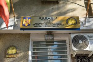 Dosarul sentinţelor false pentru fentarea taxei auto: După 6 ani de anchetă, DNA Oradea a inculpat o singură grefieră