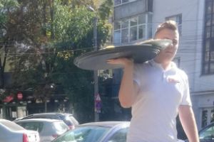 Accidentele de muncă cresc iar angajaţii Mamma Mia fac slalom cu tăvile cu mâncare printre maşini