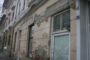 Două clădiri din centrul istoric riscă să cadă peste trecători. Soluţia ”verzilor”