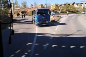 Un autocamion a dărâmat grinda unui pod de pe strada Automotoarelor
