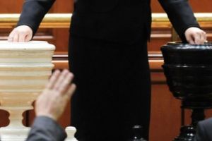 Ei cu moţiunea lor, noi cu moţiunea noastră!