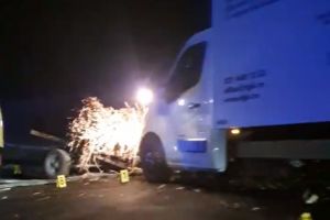 VIDEO Accident grav la Botoşani! O persoană a fost rănită după ciocnirea violentă dintre o autoutilitară şi o căruţă
