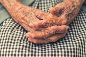 Un botoşănean a sunat la 112  după ce mama sa a intrat în locuinţă. Femeia şi-a pus mâinile în cap de ce a găsit în dormitor