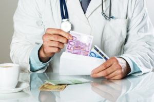 Cu ochii pe medicii corupţi! 14 pacienţi misterioşi dau şpagă sub acoperire