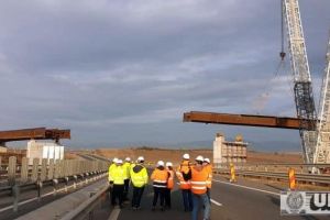 FOTO, LIVE VIDEO. Autostrada Sebeş-Turda: Se montează noi elemente la supratraversarea peste A1. TRAFIC rutier ÎNCHIS pe autostrada Sibiu-Orăştie