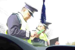 Poliţiştilor li s-a interzis să mai folosească WhatsApp şi Facebook