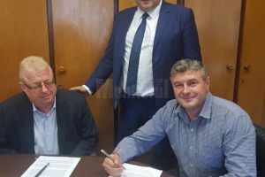 Primarul din Fălticeni, Cătălin Coman, a semnat contractele de finanţare pentru ...