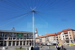 Noi decoraţiuni de iarnă, achiziţionate pentru a fi ornate toate cartierele Sucevei