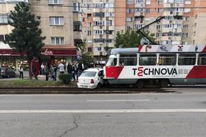 Dimineaţă cu bucluc: O Dacie şi un tramvai s-au 