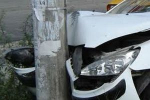 Un tânăr fără permis s-a urcat la volan. S-a oprit în primul stâlp