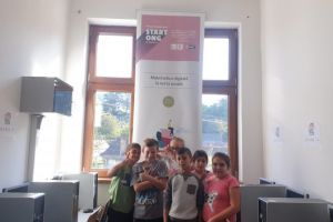 Elevii din Mălâncrav învaţă matematică pe calculator