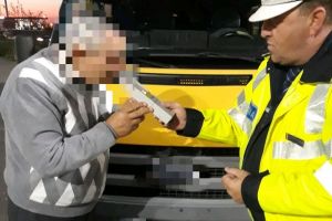 Autovehiculele destinate transportului de elevi, controlate de poliţişti