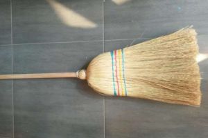 IPJ Harghita: ATENŢIE la „intruşi”! Cu pretextul că vând mături, fură din casă