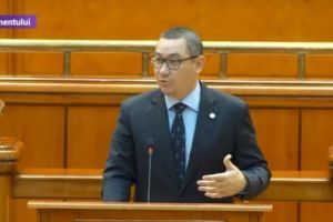 Ca huliganii! Victor Ponta a îmbrâncit un deputat PSD care şuşotea cu parlamentarii Pro Europa