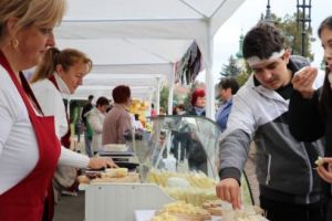 FOTO: Expoziţie de produse agroalimentare româneşti, în Piaţa Trandafirilor