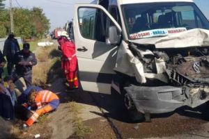 FOTO Accident cu şase răniţi! Un microbuz din Botoşani şi o maşină s-au ciocnit