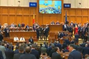 VIDEO: Corneliu Olar şi Vasile Lungu, de la PNL şi PMP, aplaudaţi în Parlament după ce au venit să voteze la moţiunea de cenzură, direct din spital