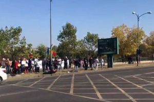 VIDEO. Protest în faţa Parlamentului, în ziua votării moţiunii de cenzură. Oamenii strigă: „Demisia” şi „Anticipate”