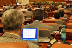 Incident la votarea moţiunii! Parlamentar de Botoşani îmbrâncit de Victor Ponta