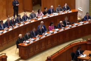 Miting în faţa Parlamentului. Se strigă victorie!