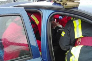 Accident, acum, pe DN1, între un autobuz şi un autoturism