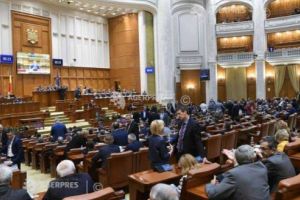 Moţiunea de cenzură a fost adoptată!