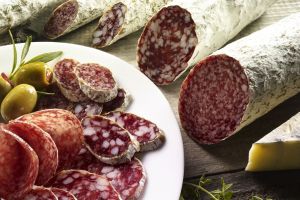 Dezvăluiri despre Salamul de Sibiu – ”Nu a fost niciodată făcut la Sibiu”