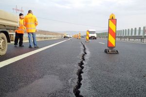 De ce se crapă autostrada Cunţa – Sălişte. CNAIR nu are un răspuns