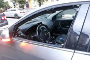 O angajata a Primariei Baia Mare a fost atacata cu bata de sot. Aceasta se afla in masina cand s-a petrecut incidentul (FOTO)