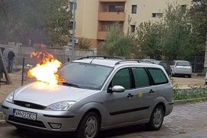INCENDIU! O maşină a izbucnit în FLĂCĂRI