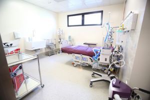 Clinica de mari arşi, inaugurată cu fast de ministrul Sănătăţii, va fi folosită doar 4 ani