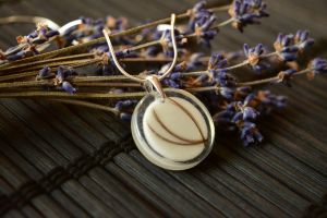 FOTOGALERIE. Bijuterii inedite din lapte matern! Cum arată creaţiile unei sătmărence