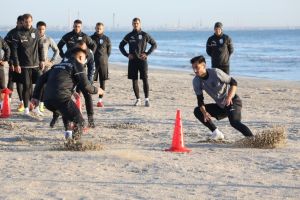 Universitatea Craiova e in cantonament pe litoral. Fotbalistii lui Piturca se pregatesc si pe plaja de la Mamaia (galerie foto)