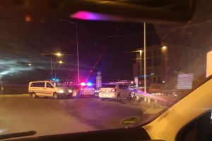 Accident grav pe centura Oradiei: un poliţist rutier a fost luat pe capota unei maşini furate, conduse de un adolescent