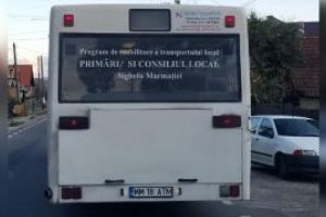 VIDEO SOC: Autobuzul-locomotiva, pe drumul de Sighet. Fumul degajat ii socheaza pe soferi