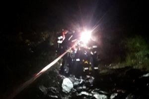 Intervenţie foarte dificilă a pompierilor pentru salvarea unui bărbat care a suferit un accident de muncă în pădure
