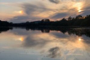 Fotografia zilei: Refractia luminii-doi sori la apus, Tamaia pe Somes-Maramures. Parheliu, un fenomen rar