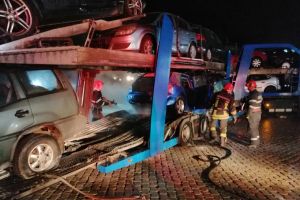 FOTO – Incendiu la o autoplatformă pe Valea Oltului. Zece maşini la un pas să se facă scrum