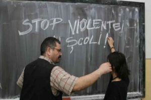 Profesor de la o şcoală din Botoşani, acuzat că a bătut cinci elevi. Poliţia a deschis o anchetă
