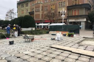A început operaţiunea Lego cu pavajul! Drumarii SDM lucrează pe bucăţi în Piaţa Victoriei