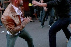 Scandal pe terasa unui bar. Un tânăr de 19 ani, din Botoşani, a agresat trei bărbaţi şi a fost reţinut