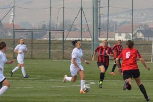 Fetele joacă din nou fotbal