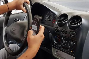 De mâine, telefonul mobil ţinut în mână la volan vă poate lăsa foarte uşor fără permis