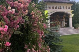 Slujba de sfinţire a altarului de vară a Parohiei „Sf. Vineri” Suceava