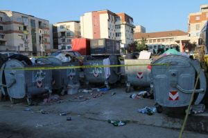 Înfiorător! Bebeluş găsit aruncat la gunoi, într-un tomberon