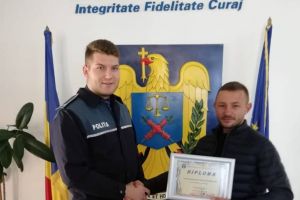 SPIRIT CIVIC la Alba Iulia: Un bărbat a găsit 12.000 de lei în fanta unui ATM din oraş şi i-a predat poliţiei