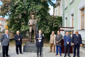 Statuia poetului George Coşbuc, dezvelită la Biblioteca Judeţeană