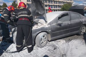 FOTO Maşină în flăcări în centrul Sibiului – Intervin pompierii