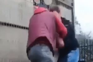 VIDEO Imagini şocante! Elev bătut crunt de un tată şi fiul său, în curtea unui liceu